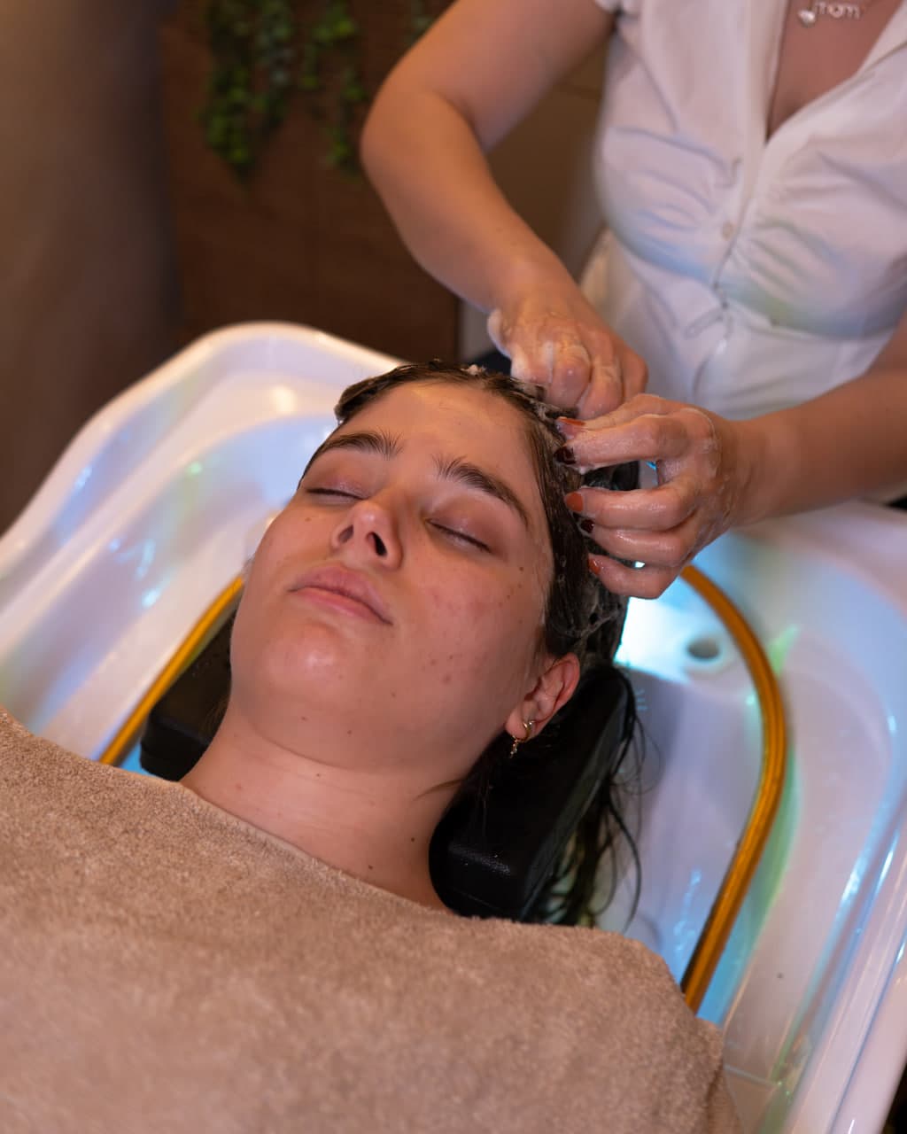 Head spa cleansing ritual in Budapest salon